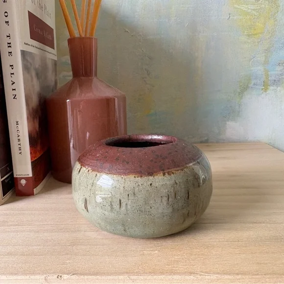 Small Vintage Ceramic Accent Vase - Picture 4 of 5